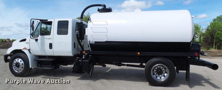 image for item DF7276 2009 International 4300 vacuum truck