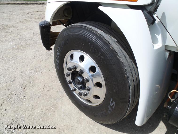 image for item DF7276 2009 International 4300 vacuum truck