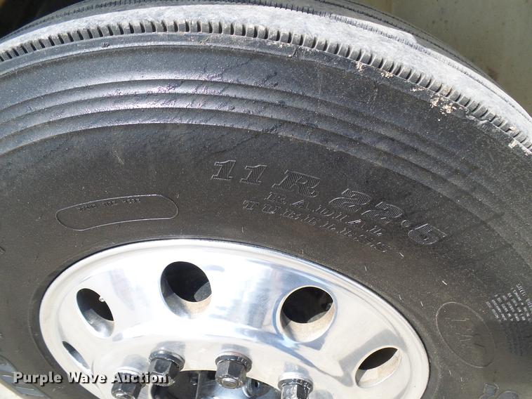 image for item DF7276 2009 International 4300 vacuum truck