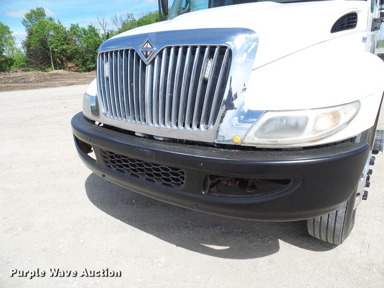 image for item DF7276 2009 International 4300 vacuum truck
