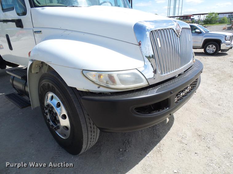 image for item DF7276 2009 International 4300 vacuum truck