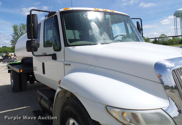 image for item DF7276 2009 International 4300 vacuum truck