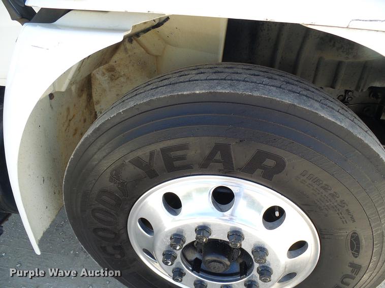 image for item DF7276 2009 International 4300 vacuum truck