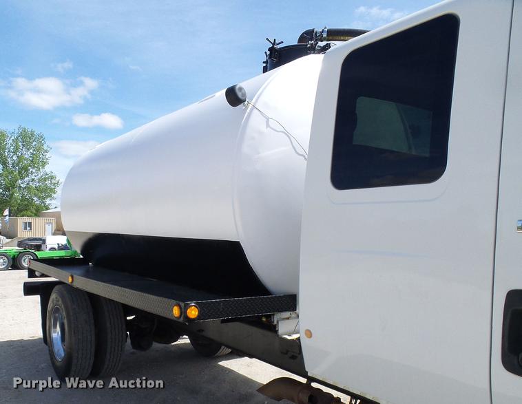 image for item DF7276 2009 International 4300 vacuum truck