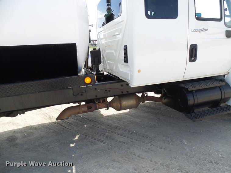 image for item DF7276 2009 International 4300 vacuum truck