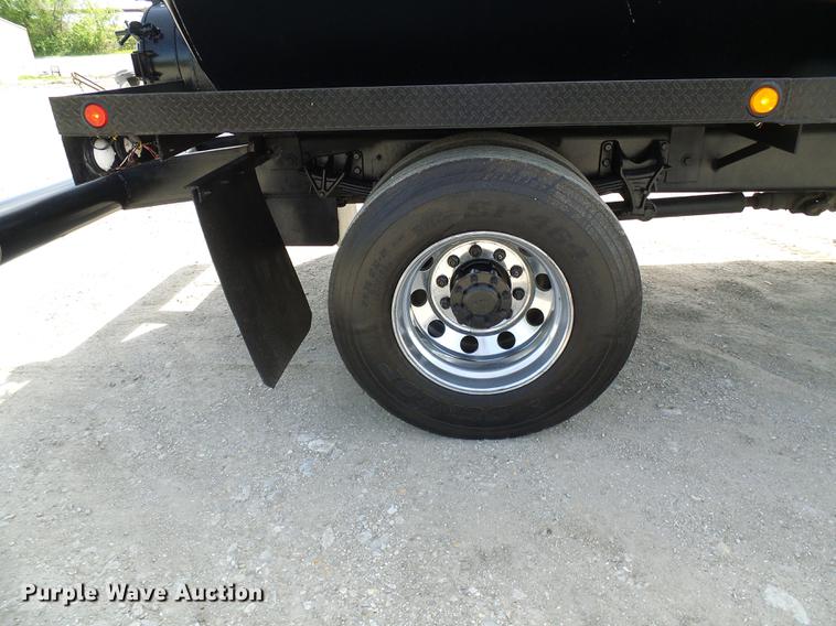 image for item DF7276 2009 International 4300 vacuum truck