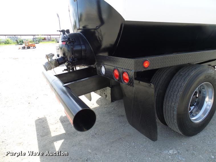 image for item DF7276 2009 International 4300 vacuum truck