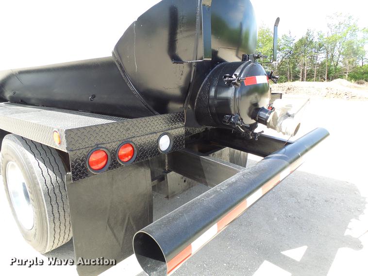 image for item DF7276 2009 International 4300 vacuum truck