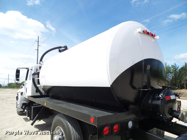 image for item DF7276 2009 International 4300 vacuum truck