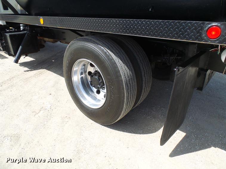 image for item DF7276 2009 International 4300 vacuum truck