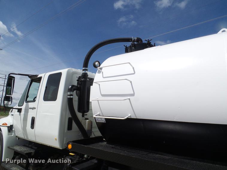 image for item DF7276 2009 International 4300 vacuum truck