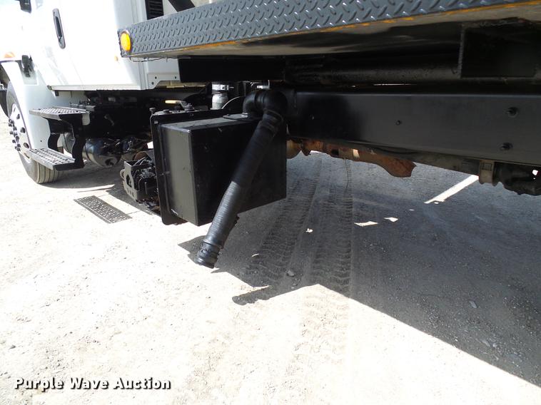 image for item DF7276 2009 International 4300 vacuum truck