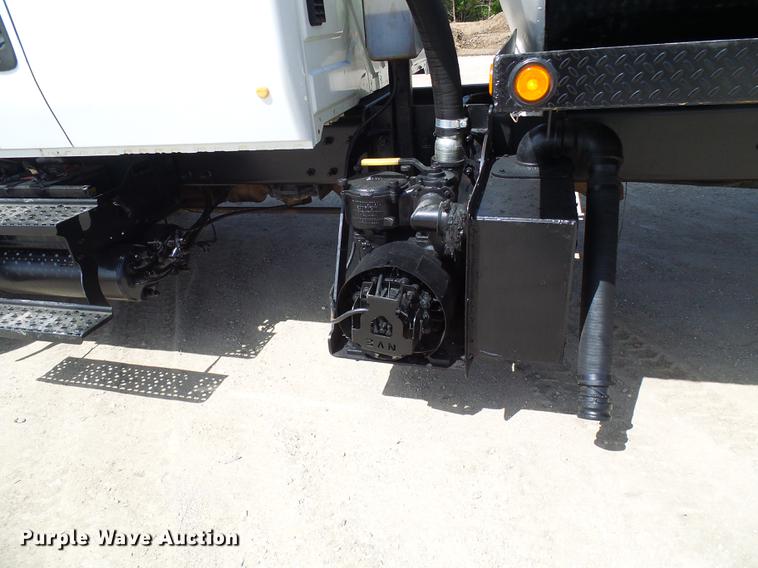 image for item DF7276 2009 International 4300 vacuum truck
