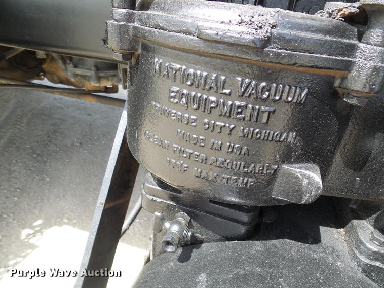 image for item DF7276 2009 International 4300 vacuum truck