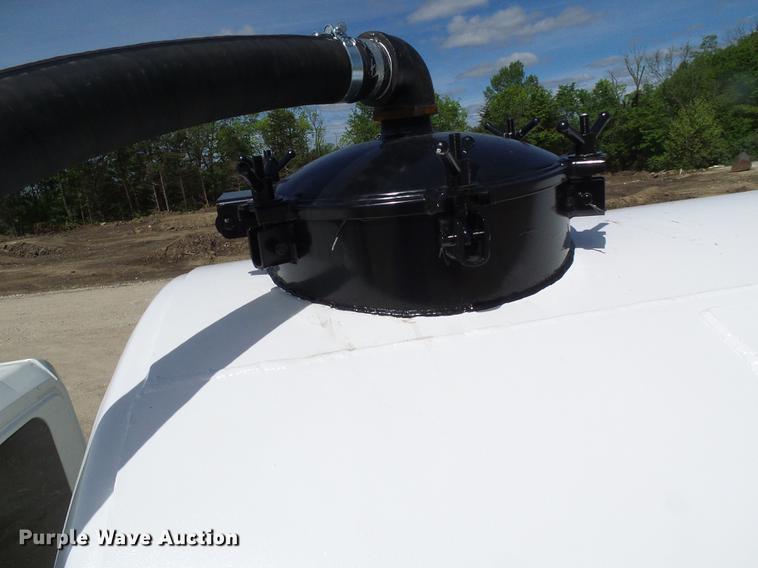 image for item DF7276 2009 International 4300 vacuum truck