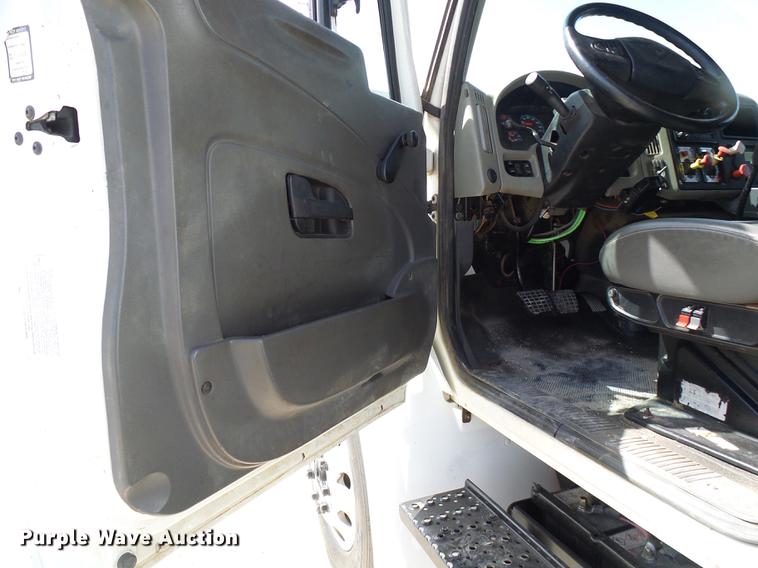 image for item DF7276 2009 International 4300 vacuum truck