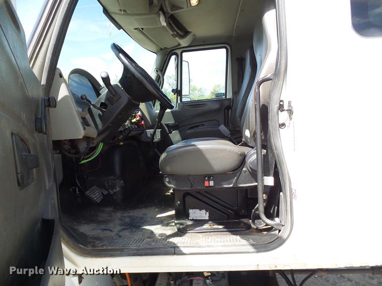 image for item DF7276 2009 International 4300 vacuum truck