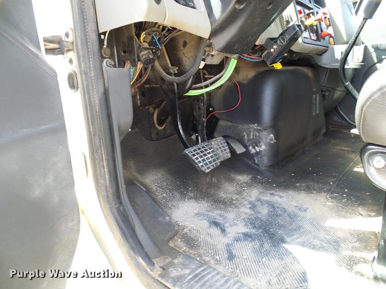 image for item DF7276 2009 International 4300 vacuum truck