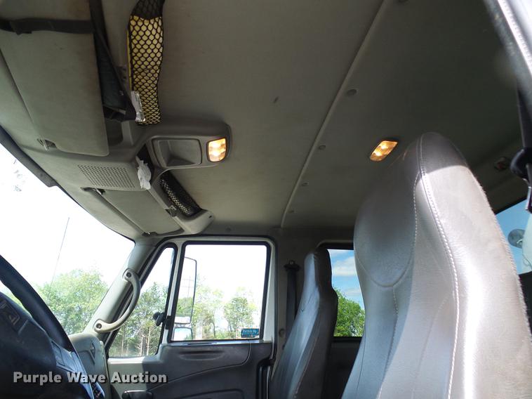 image for item DF7276 2009 International 4300 vacuum truck