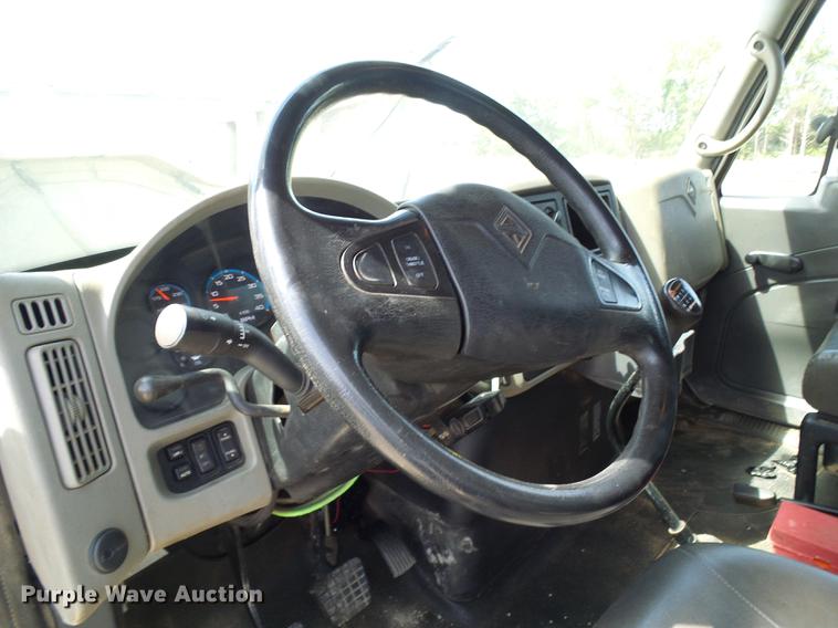 image for item DF7276 2009 International 4300 vacuum truck