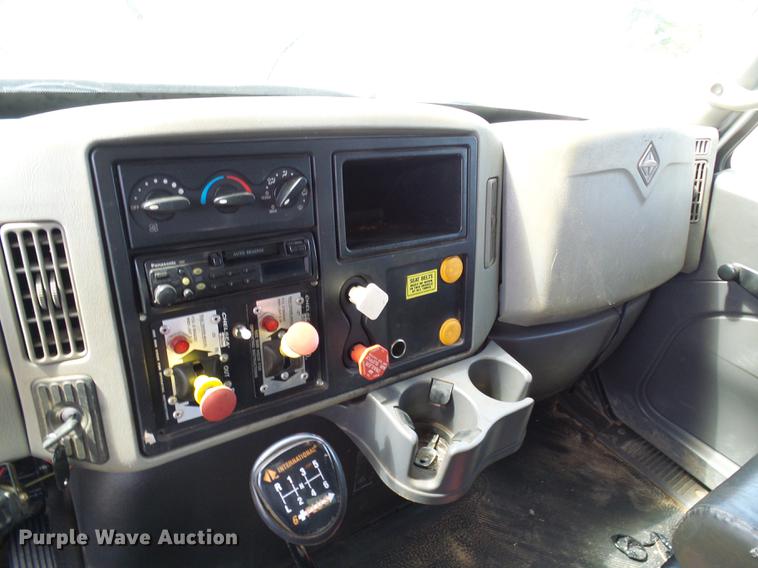 image for item DF7276 2009 International 4300 vacuum truck