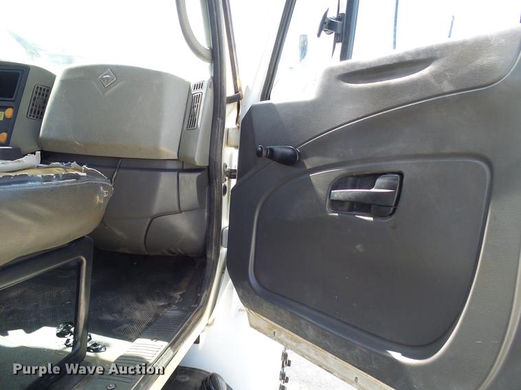 image for item DF7276 2009 International 4300 vacuum truck