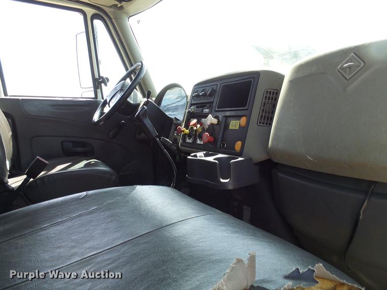 image for item DF7276 2009 International 4300 vacuum truck