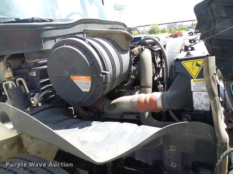 image for item DF7276 2009 International 4300 vacuum truck