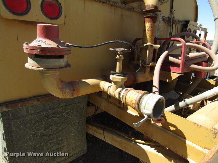 image for item DF7966 1996 Caterpillar 613C Series II water wagon