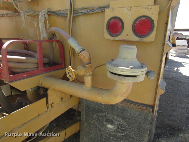 image for item DF7966 1996 Caterpillar 613C Series II water wagon