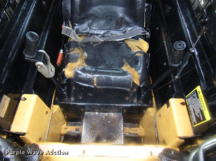 image for item DF8043 1997 New Holland LX465 skid steer