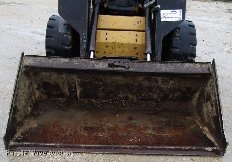 image for item DF8043 1997 New Holland LX465 skid steer