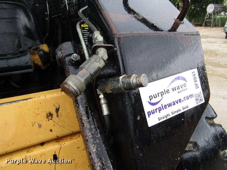 image for item DF8043 1997 New Holland LX465 skid steer