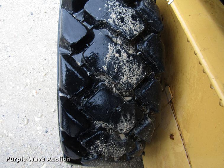 image for item DF8043 1997 New Holland LX465 skid steer