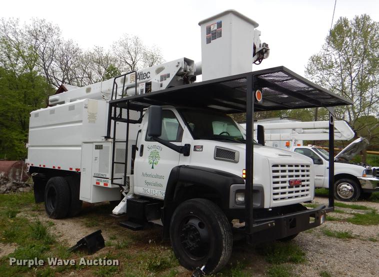 image for item DG1043 2006 GMC C7500 bucket truck