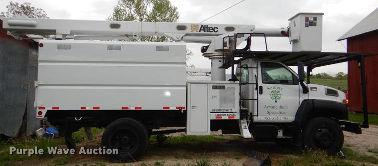 image for item DG1043 2006 GMC C7500 bucket truck