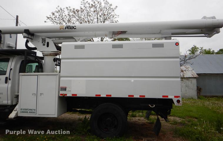 image for item DG1043 2006 GMC C7500 bucket truck