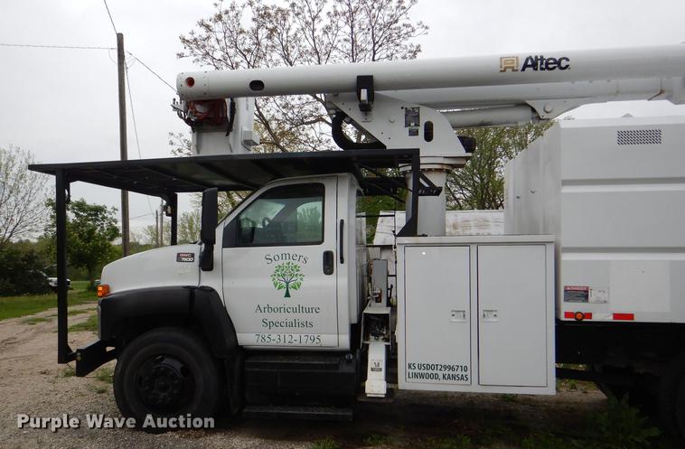 image for item DG1043 2006 GMC C7500 bucket truck