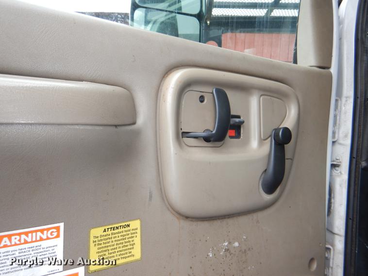 image for item DG1043 2006 GMC C7500 bucket truck
