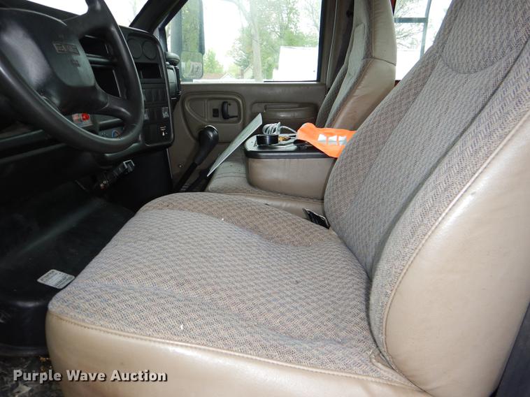 image for item DG1043 2006 GMC C7500 bucket truck