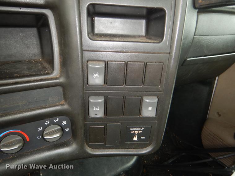 image for item DG1043 2006 GMC C7500 bucket truck