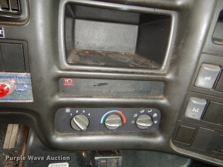 image for item DG1043 2006 GMC C7500 bucket truck