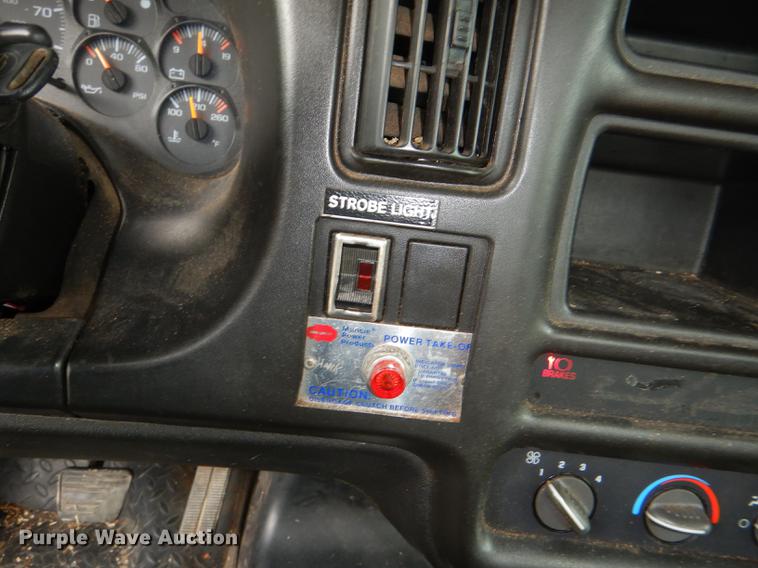 image for item DG1043 2006 GMC C7500 bucket truck