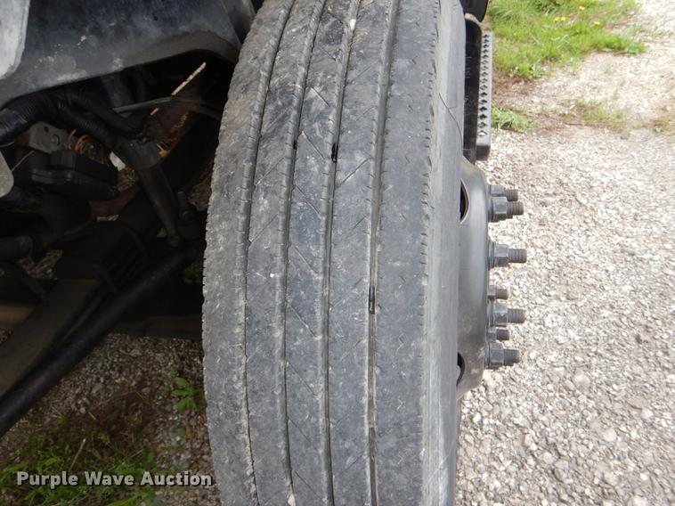 image for item DG1043 2006 GMC C7500 bucket truck