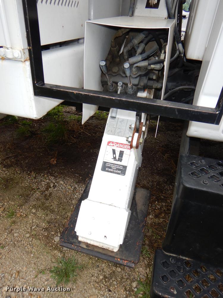 image for item DG1043 2006 GMC C7500 bucket truck