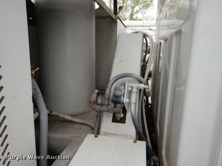 image for item DG1043 2006 GMC C7500 bucket truck