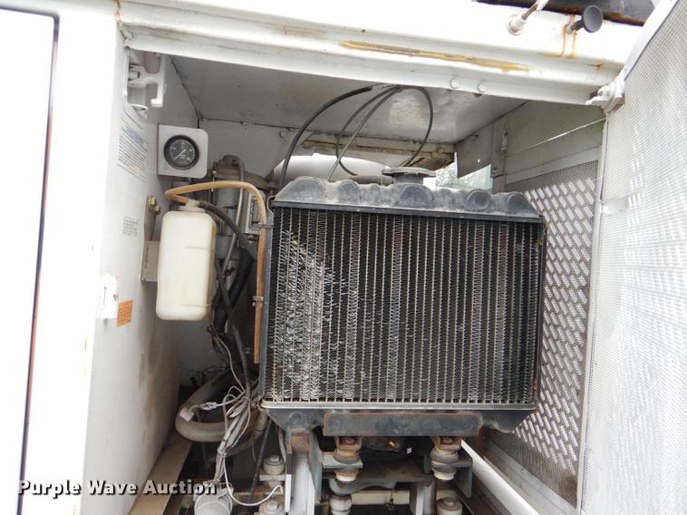 image for item DG1043 2006 GMC C7500 bucket truck