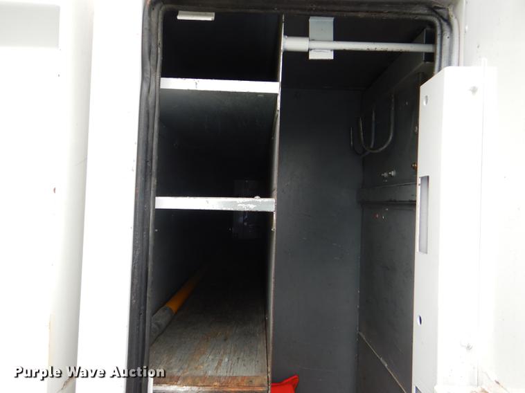 image for item DG1043 2006 GMC C7500 bucket truck