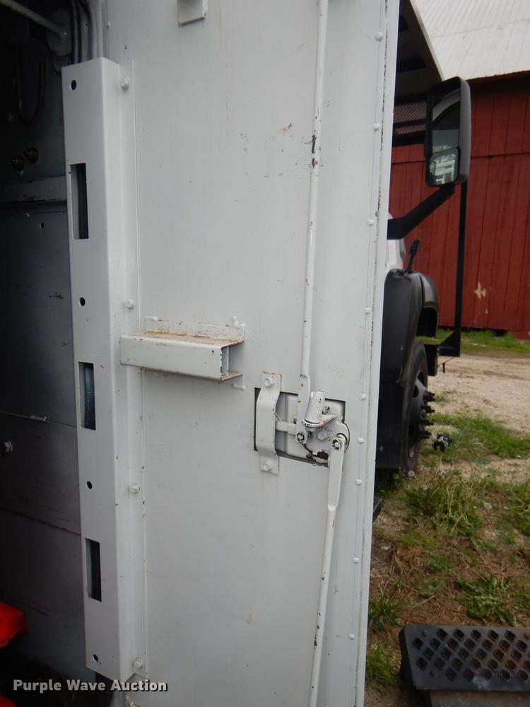 image for item DG1043 2006 GMC C7500 bucket truck