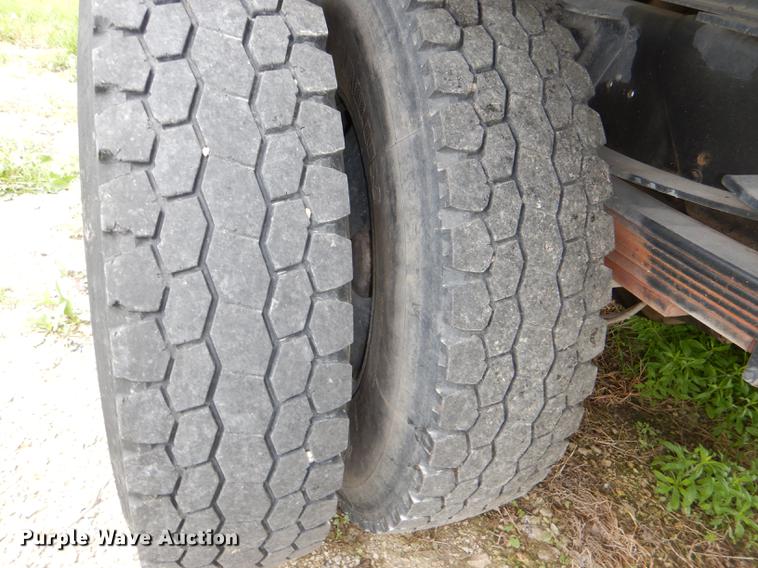 image for item DG1043 2006 GMC C7500 bucket truck